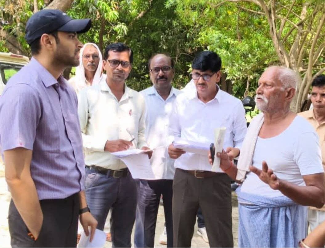 जनता दर्शन की शिकायत पर डीएम खुद पहुंचे गांव
