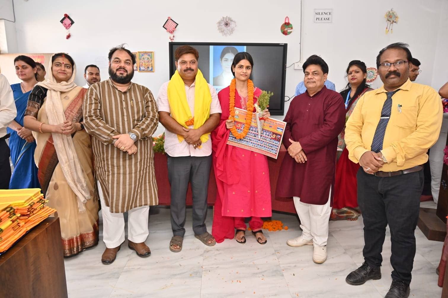 12वीं बोर्ड परीक्षा में उत्कृष्ट प्रदर्शन करने वाले विद्यार्थियों को किया गया