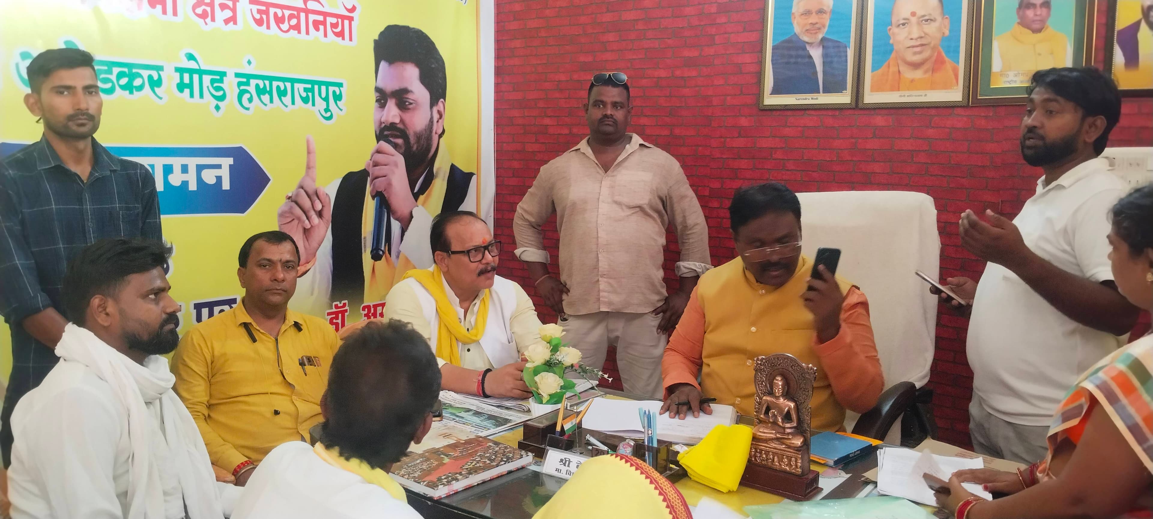 जनता दर्शन में उमड़ी फरियादियों की भीड़, समस्याओं के समाधान में जुटे