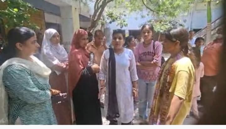 लखनऊ चुटकी भंडार कॉलेज में कोर्ट का नोटिस चस्पा होने के बाद