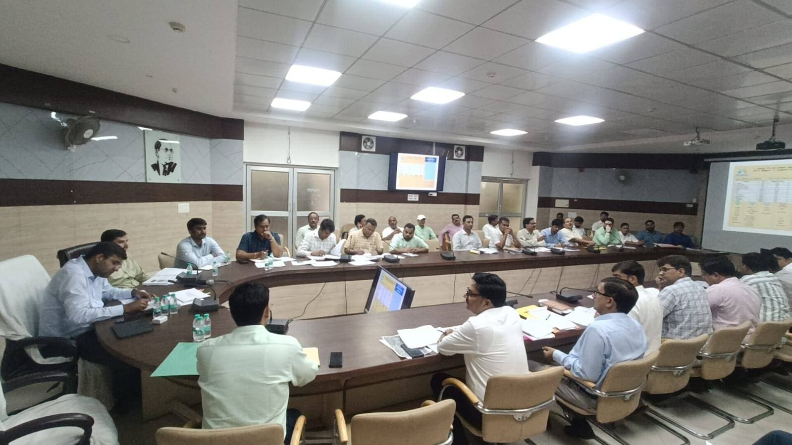 10 करोड़ से अधिक परियोजनाओं की समीक्षा डीएम दीपक मीणा की अध्यक्षता