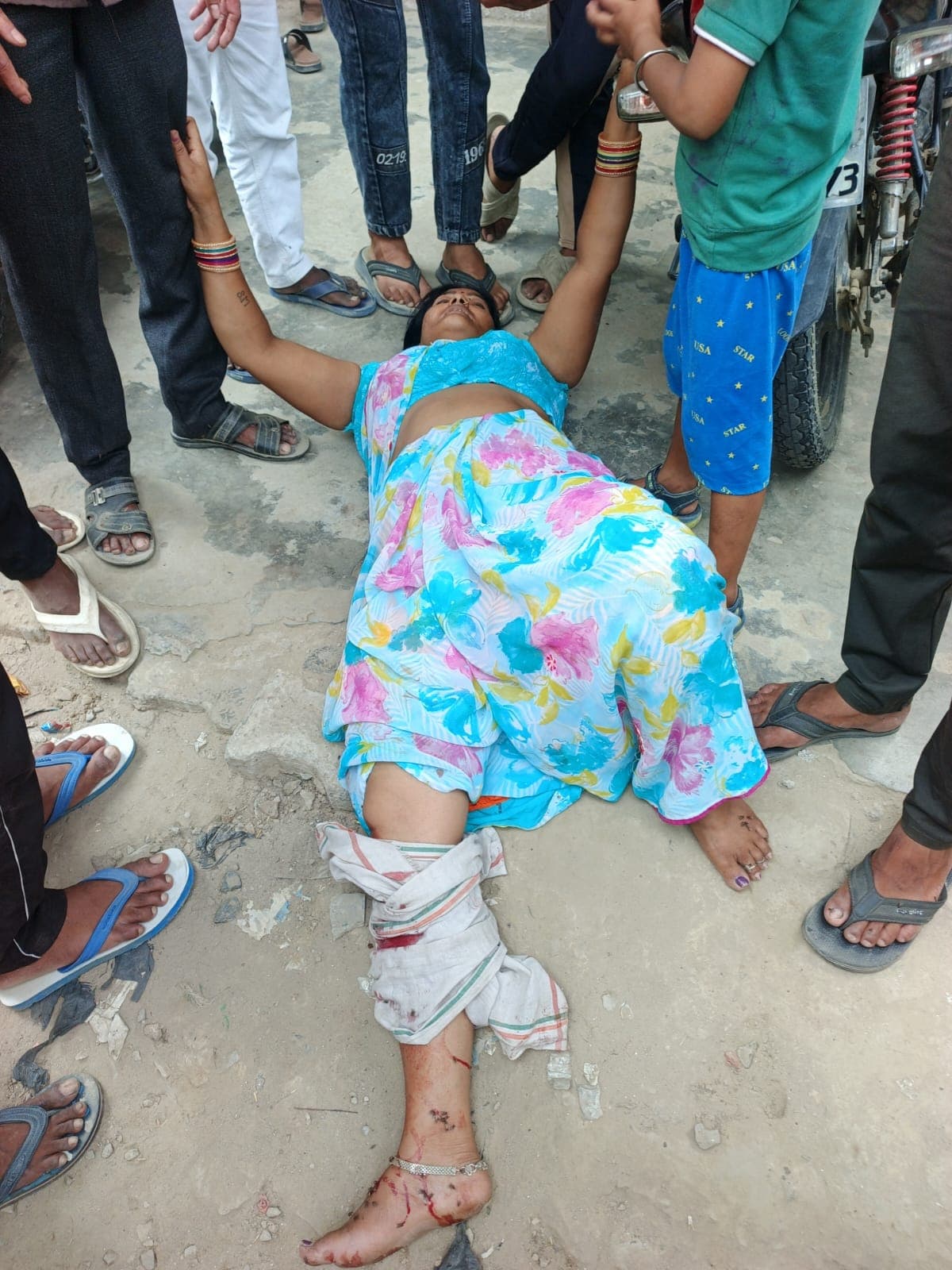 सिकरीगंज चौराहे पर खड़ी पिकअप में ऑटो की टक्कर, महिला समेत कई