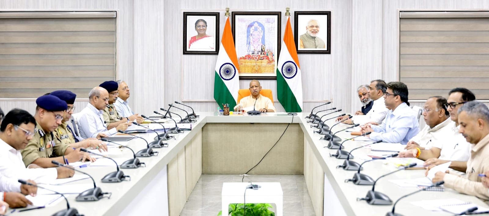सीएम योगी बोले- विभाग व ठेकेदारों की गलती के लिए जनप्रतिनिधि जिम्मेदार