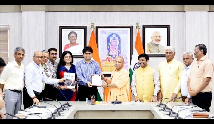 हर ज़िले में पहुंचेगा निवेश, बढ़ेगी प्रति व्यक्ति आय", सीएम योगी का