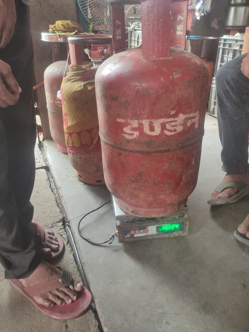 गोरखपुर में घरेलू गैस के नाम पर 'बड़ा खेल', खाली सिलेंडर* *का