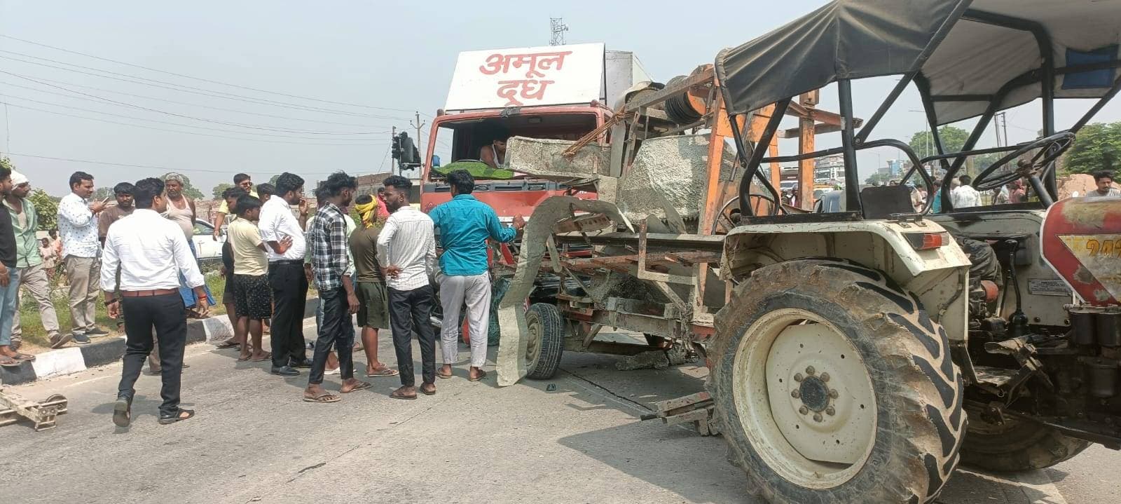 फोरलेन पर खड़े मजदूरों को डीसीएम ने रौदा, एक की मौत चार