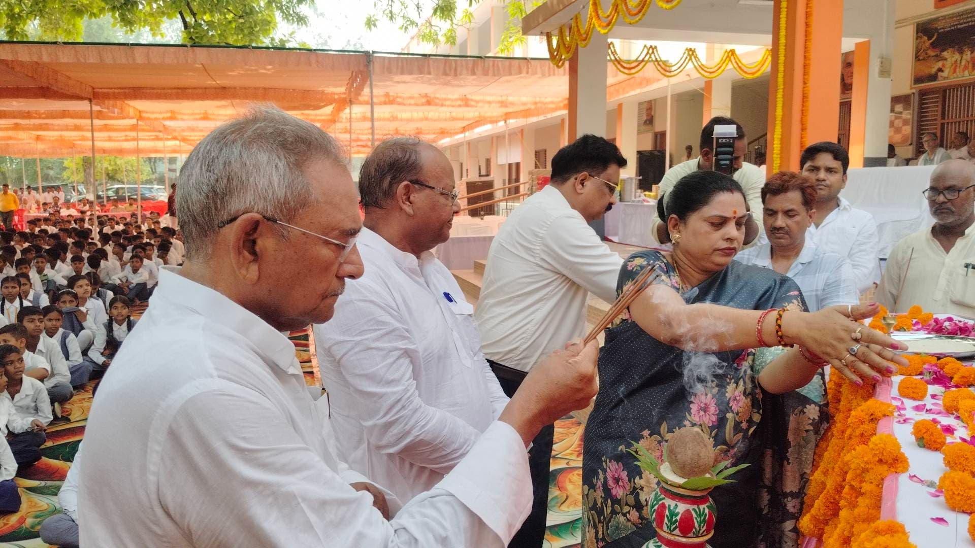 मेधावियों का हुआ सम्मान, सांस्कृतिक प्रस्तुतियों ने बांधा समां पं. मदन मोहन