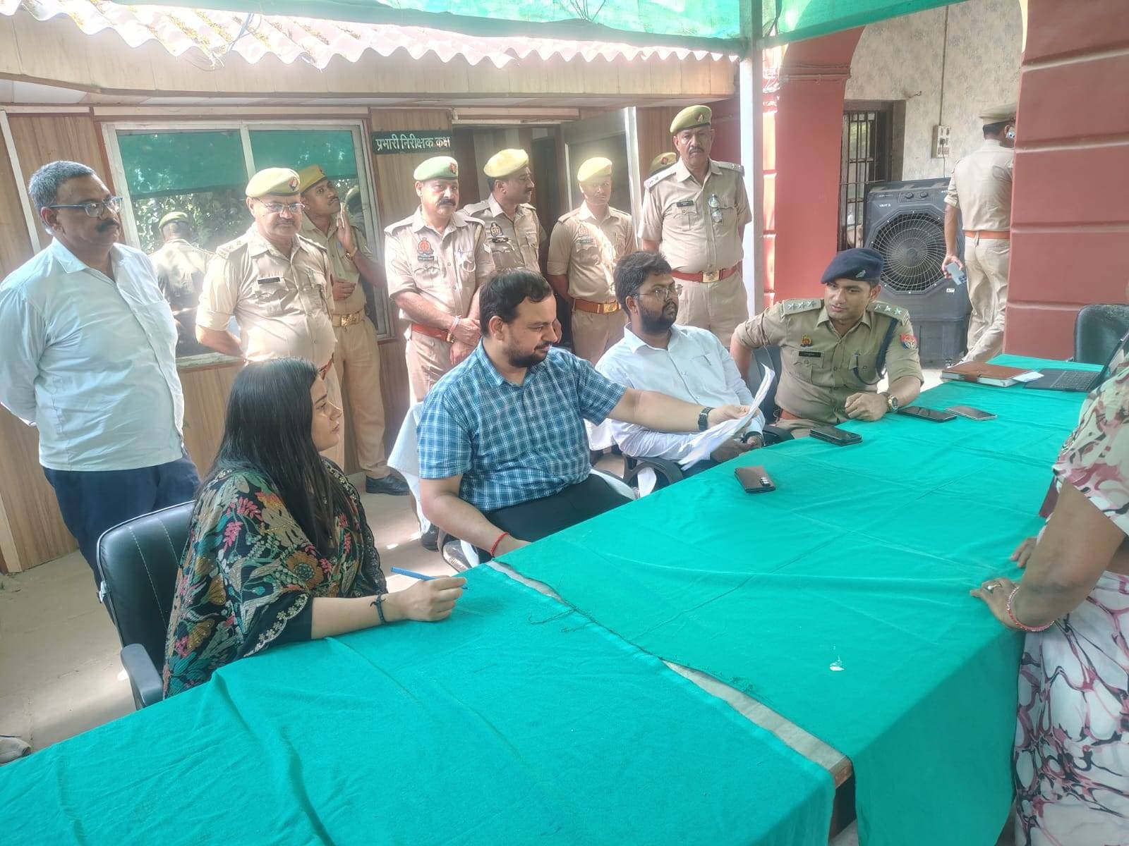 थाना दिवस में डीएम ने सुनी फरियादियों की समस्याएं, त्वरित निस्तारण के
