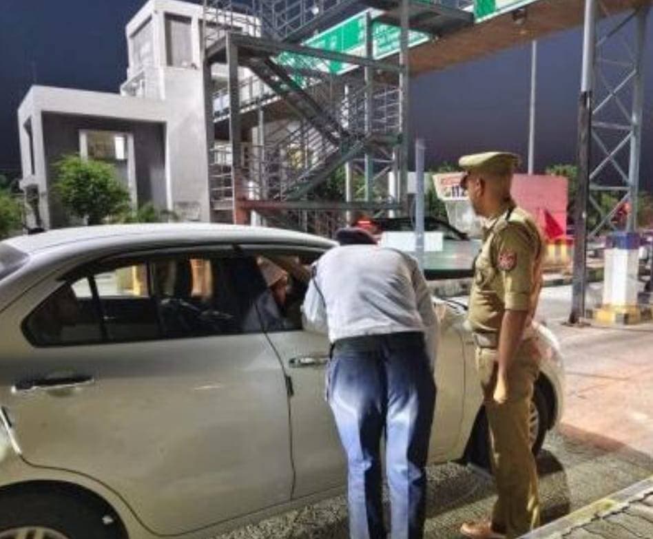 गाजीपुर यातायात पुलिस ने 180 वाहनों का चालान कर 3,70000 रुपये का