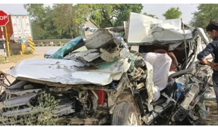 दर्दनाक सड़क हादसे में चार लोगों की मौत, तीन की हालत गंभीर,