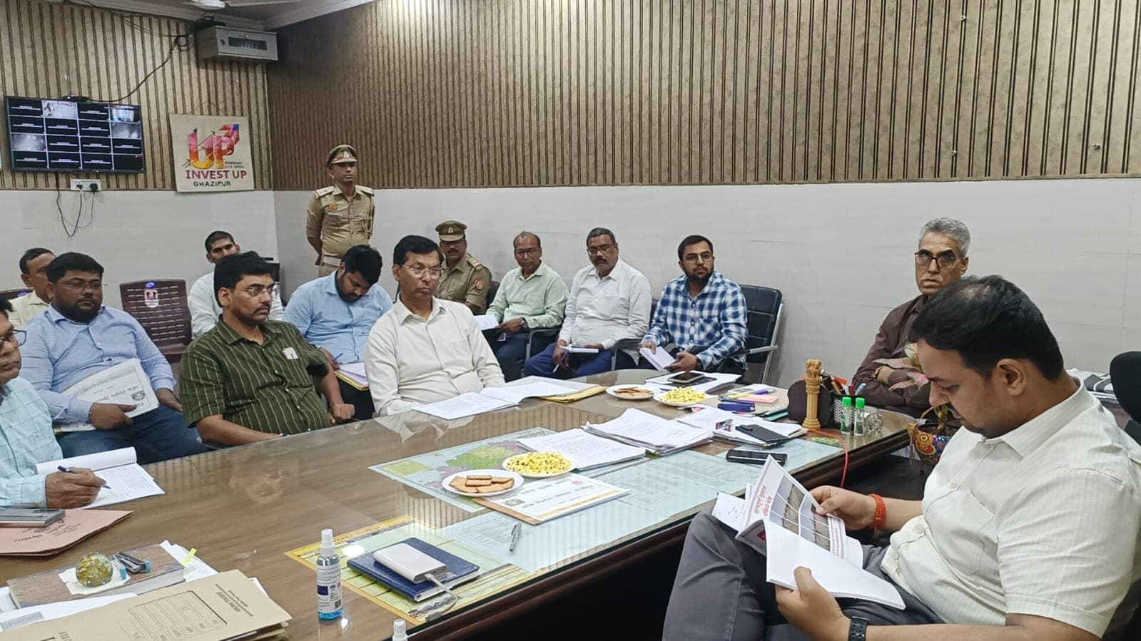 जिला सुरक्षा समिति की बैठक में डीएम सख्त, हाईवे पर अवैध कट