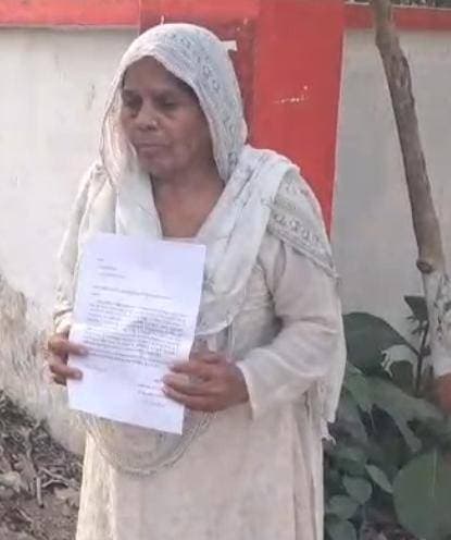 *न्याय की चौखट पर दम तोड़ती उम्मीदें, वर्षों से दर-दर भटक रही वृद्ध महिला
