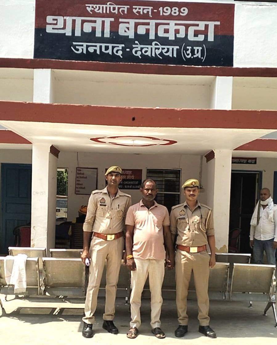 अवैध शराब कांड का फरार अभियुक्त चढ़ा पुलिस के हत्थे भाटपार रानी।
