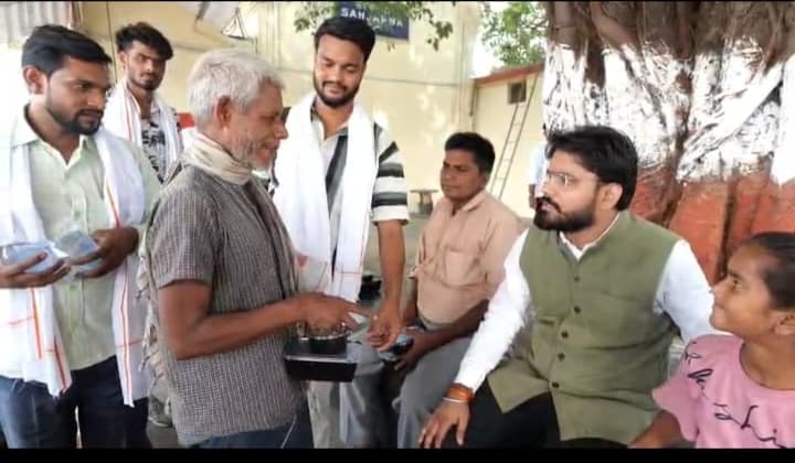तपती गर्मी में इंसानियत की मिसाल, स्टेशन पर बांटा खाद्य सामग्री व पानी, यात्रियों की सुनी परेशानी