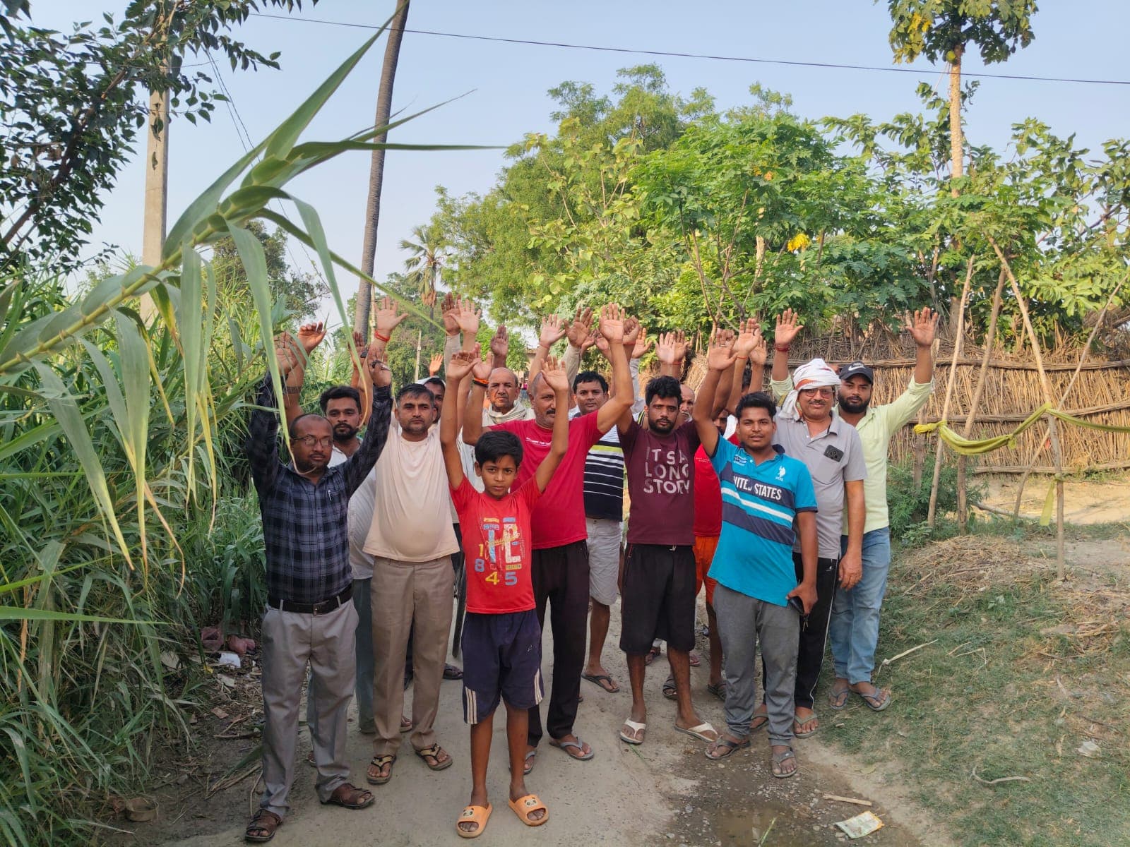 बेलघाट-बभनौली-गायघाट मार्ग की जर्जर सड़क से ग्रामीण परेशान, जल्द मरम्मत की मांग