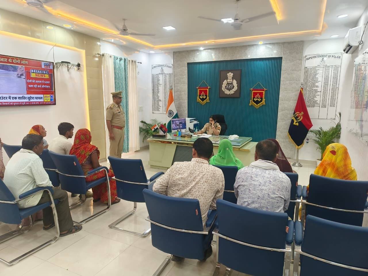 सुल्तानपुर:- पुलिस अधीक्षक चारू निगम द्वारा पुलिस कार्यालय में जनसुनवाई कर जनसमस्याओं