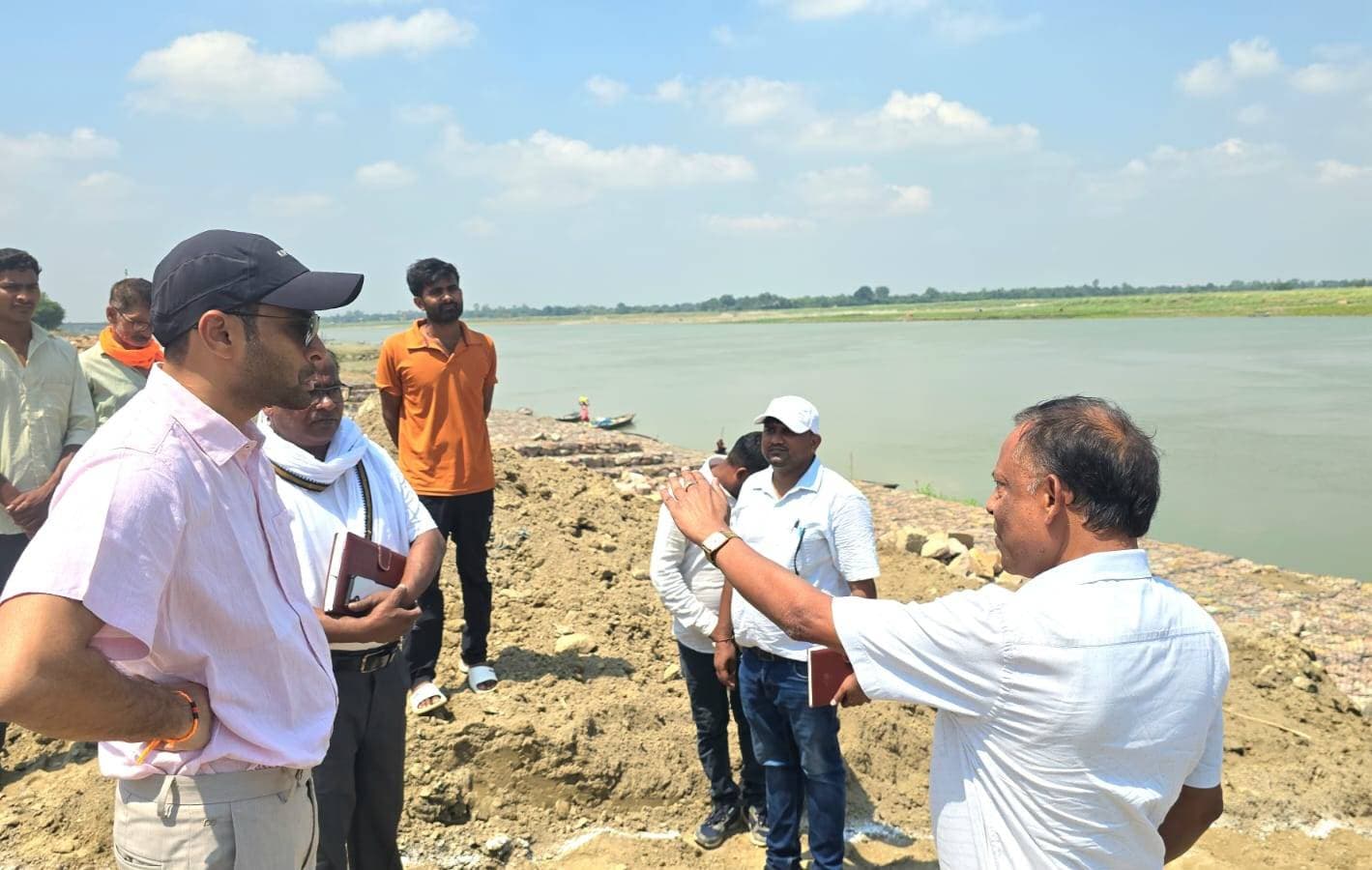 जिलाधिकारी ने किया तटबंधों का औचक निरीक्षण अधिकारियों को दिया आवश्यक निर्देश