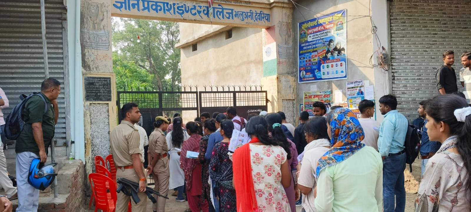 संयुक्त बी एड प्रवेश परीक्षा में अभ्यर्थियों की भीड़