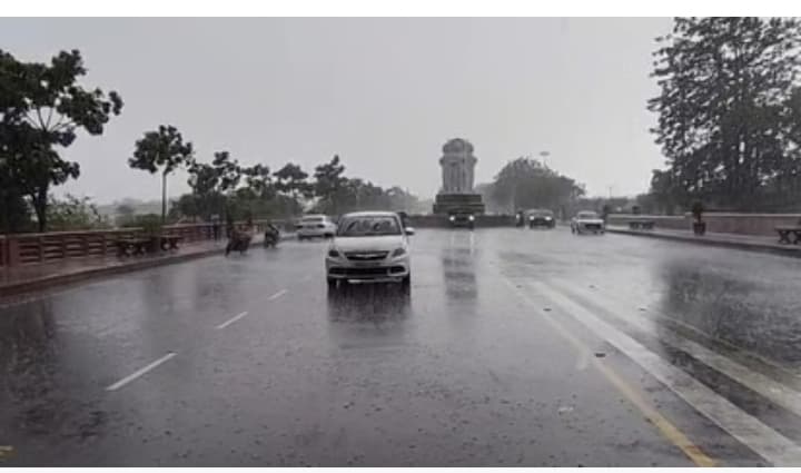 धूल भरी आंधी के बाद लखनऊ में झमाझम बारिश, कई जिलों में