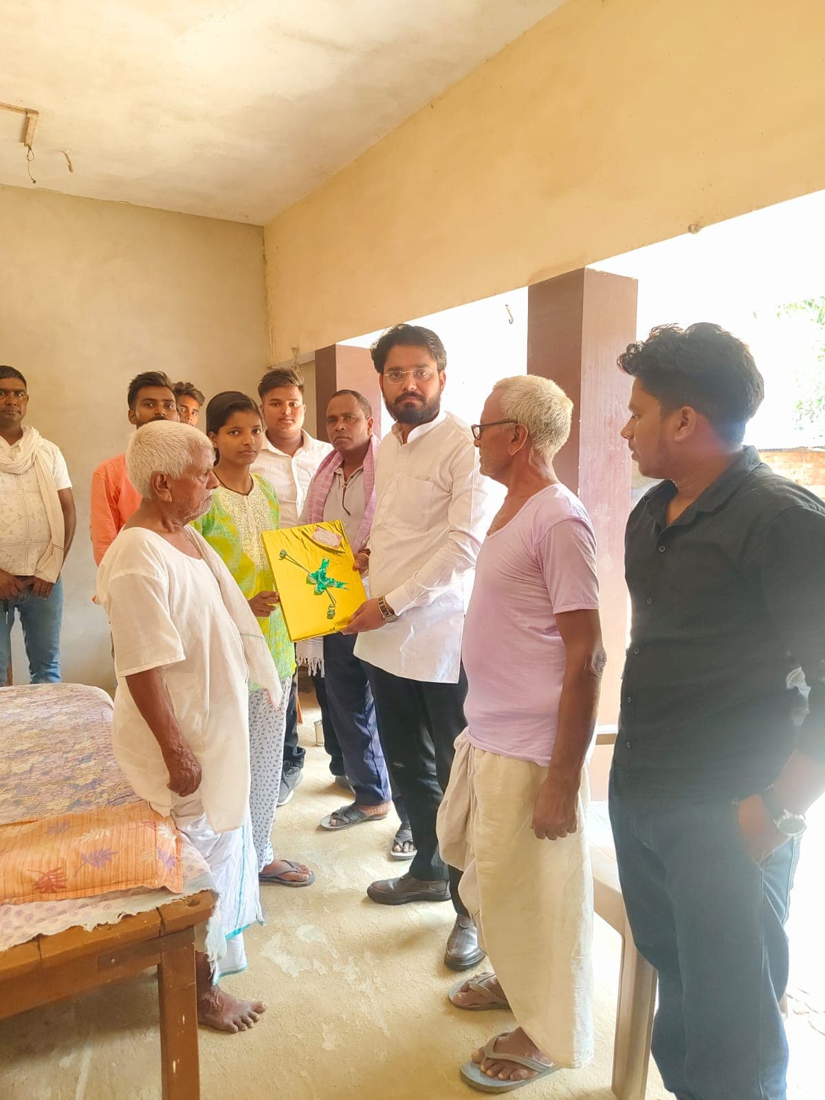 जिला टॉपर दिव्या यादव से मिले प्रशांत त्रिपाठी, आगे की पढ़ाई में हर संभव सहयोग का किया वादा