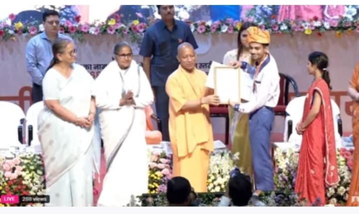 सीएम योगी ने किया मेधावियों को सम्मानित, प्रधानाचार्य और शिक्षकों का भी