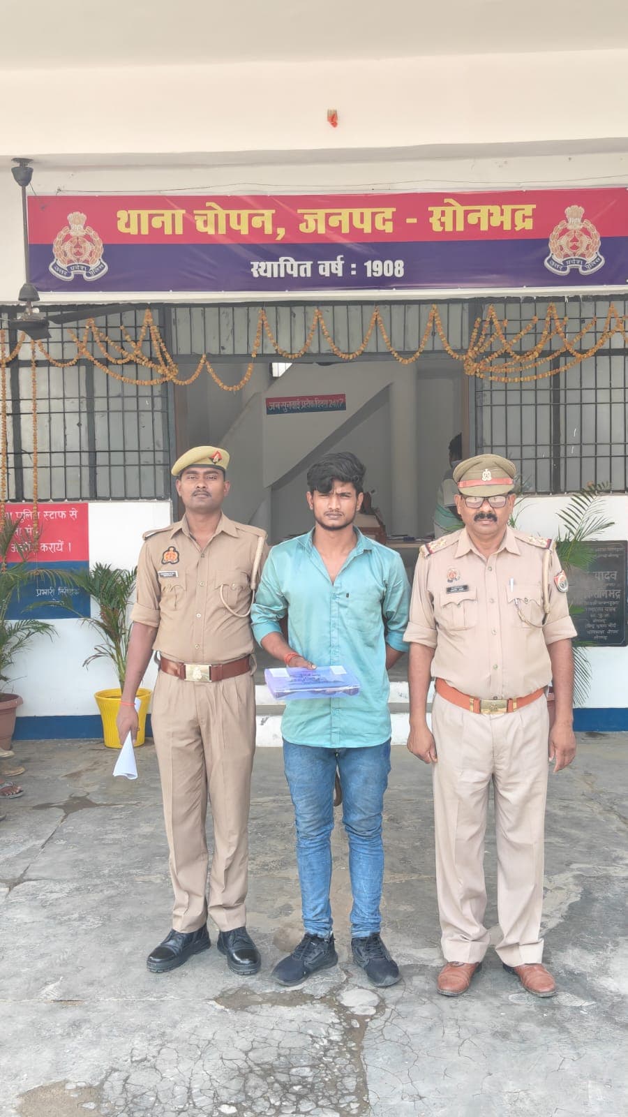 जनपद – सोनभद्र,थाना चोपन पुलिस को मिली बड़ी सफलता एक अभियुक्त को अवैध असलहा एवं जिंदा कारतूस के साथ किया गया गिरफ्तार