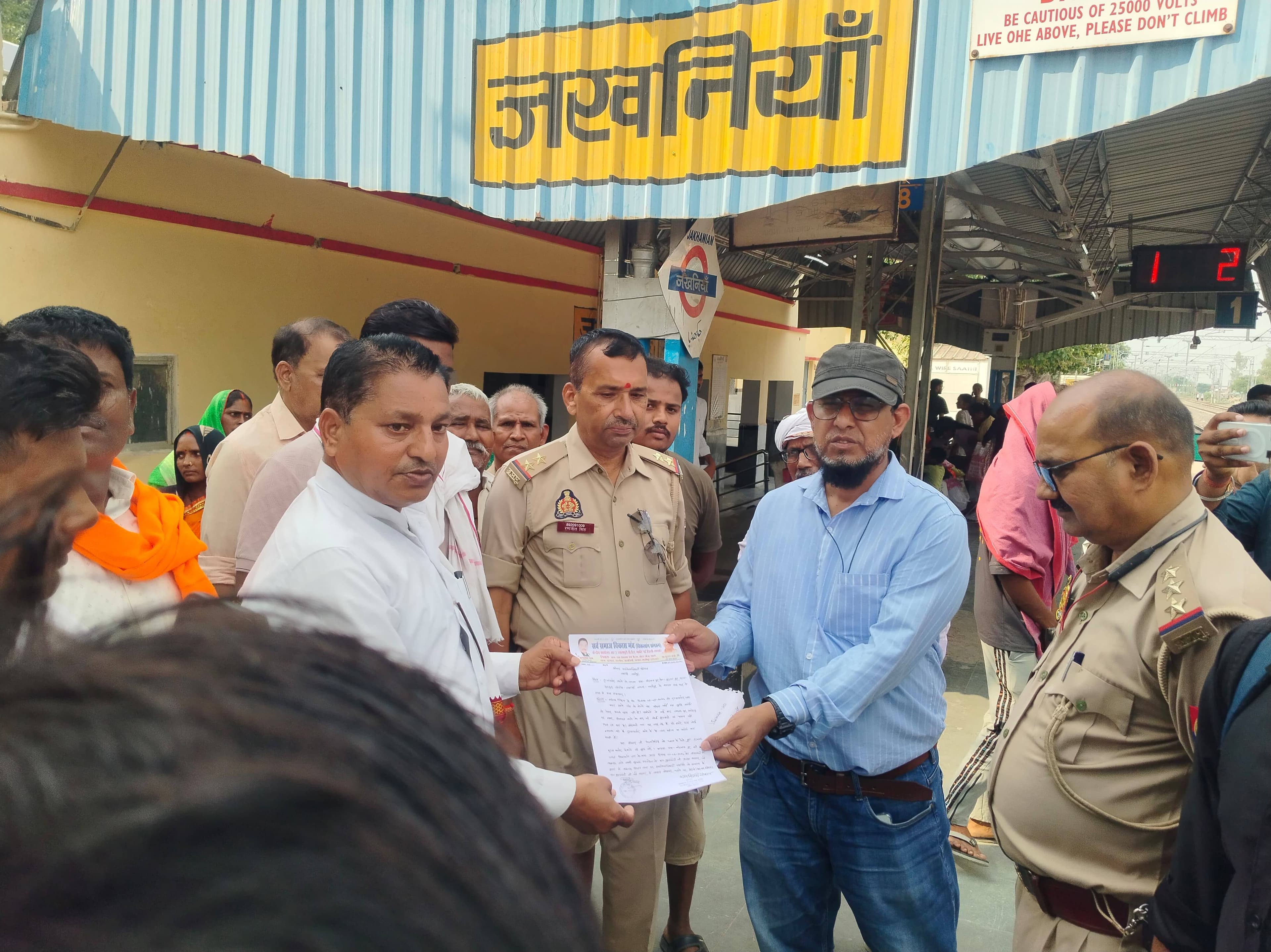 ट्रांसफार्मर बदलने व लेखपाल पर घूसखोरी के आरोप को लेकर जखनिया में