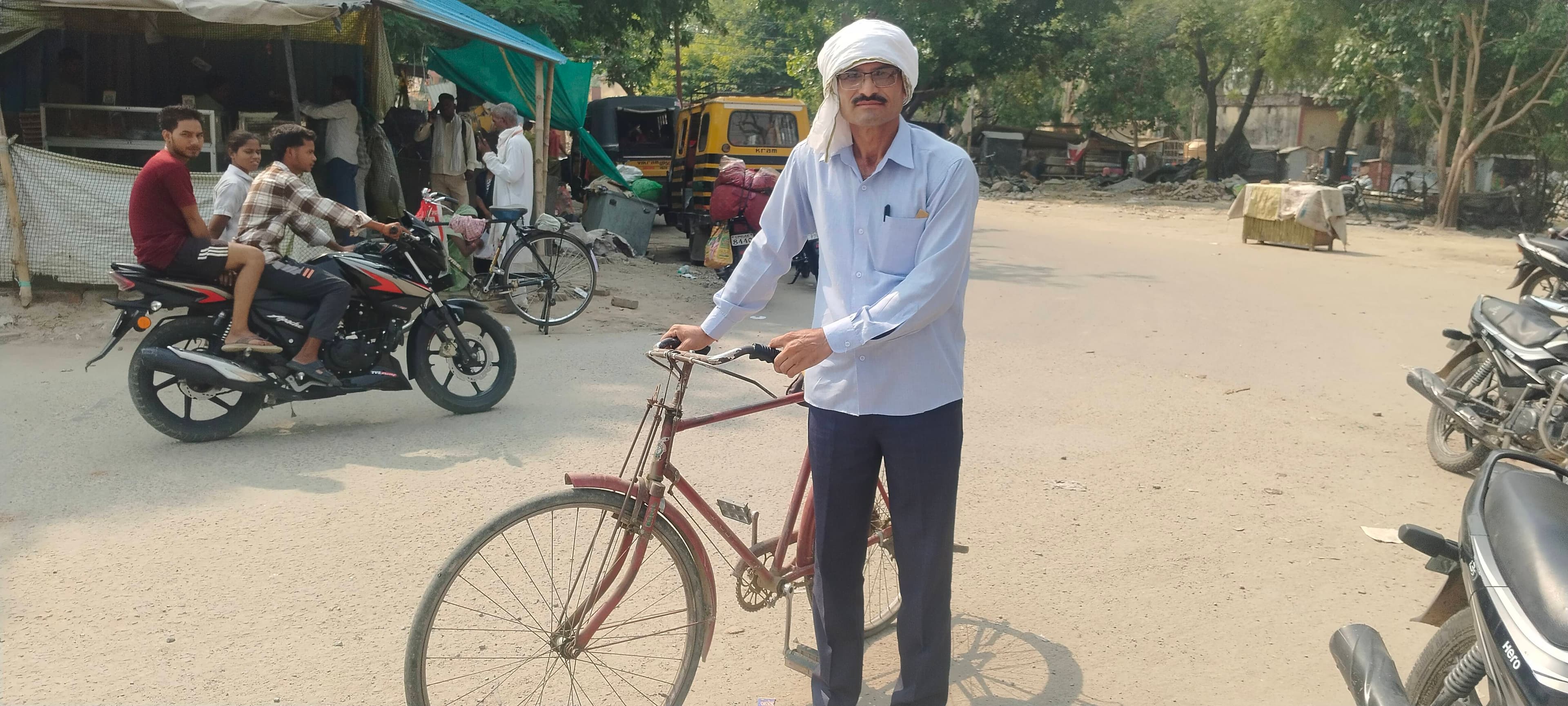 ईमानदारी की मिसाल: साइकिल से गांव-गांव पहुंचकर सेवा दे रहे लेखपाल अनिल