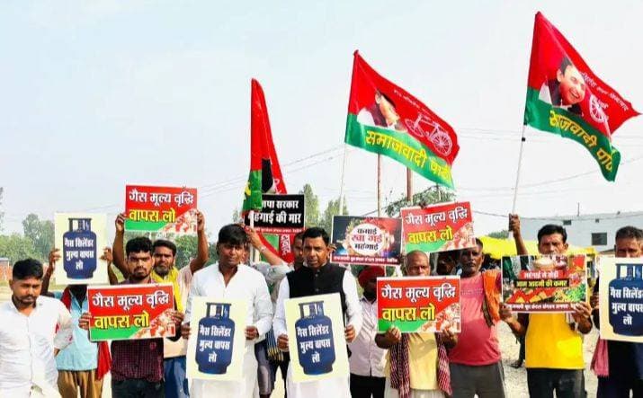 *सपा द्वारा कामर्शियल गैस सिलेंडर मूल्य वृद्धि के विरोध में प्रदर्शन*