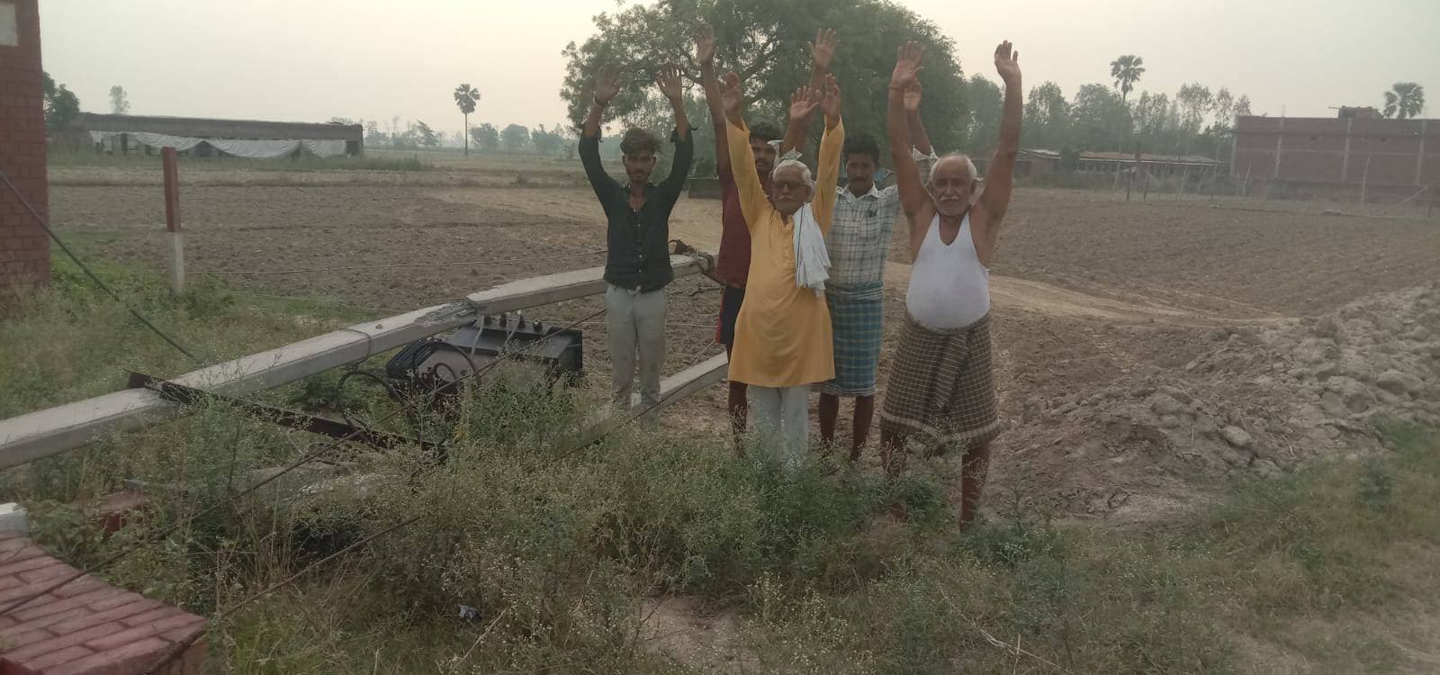 आंधी पानी में पोल सहित ट्यूबेल का ट्रांसफार्मर धराशाई, किसान नहीं डालपा रहे धान की नर्सरी,