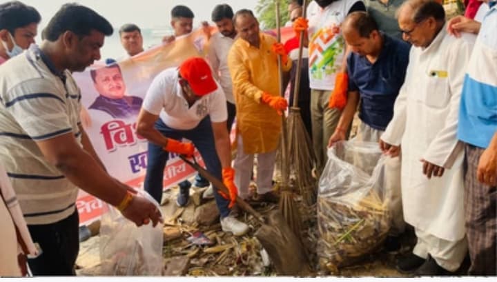 रवि किशन ने किया श्रमदान: सांसद ने झाड़ू उठाकर दिया स्वच्छता का
