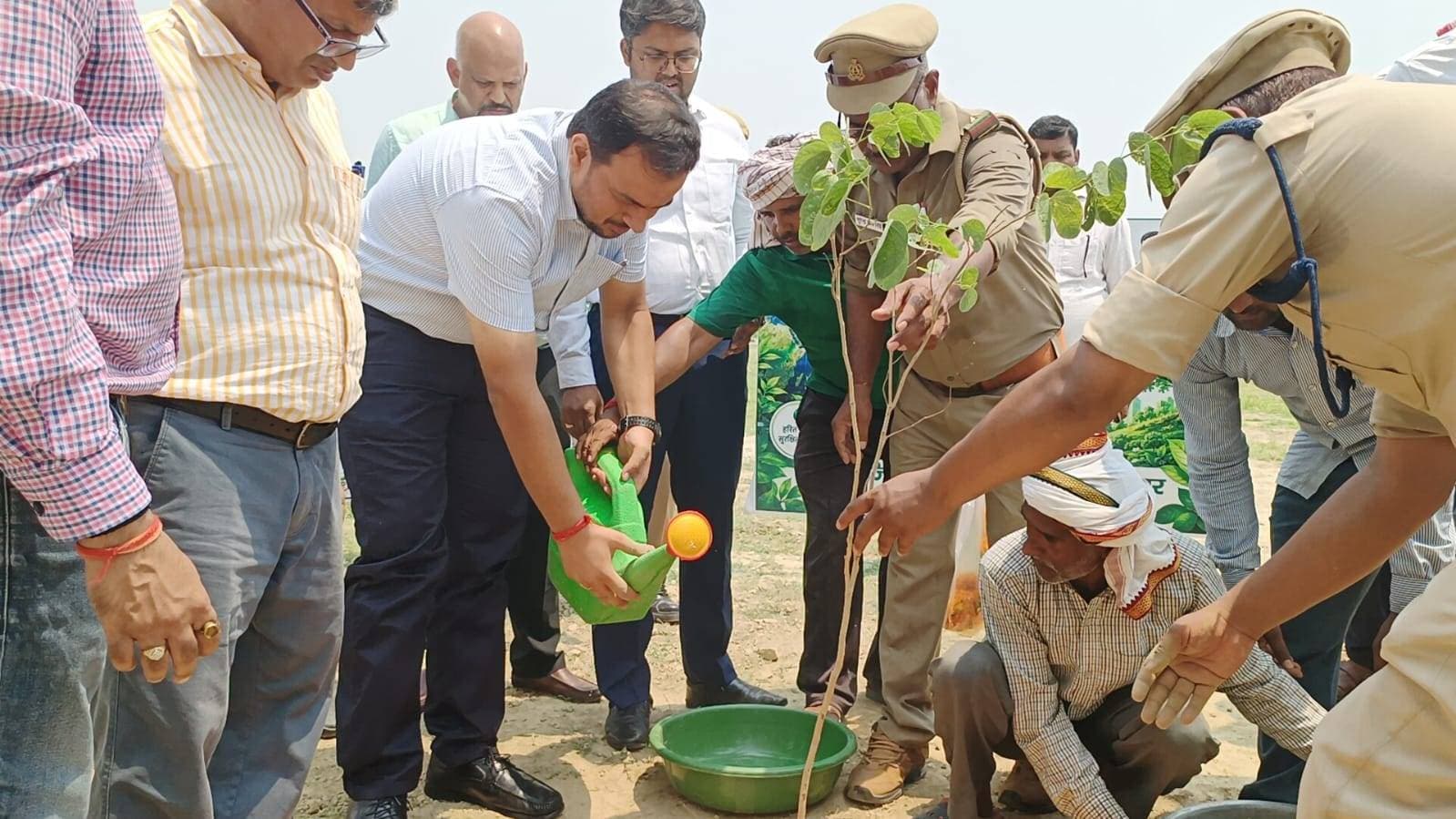 विश्व पर्यावरण दिवस पर गाजीपुर में ‘एक पेड़ माँ के नाम’ अभियान