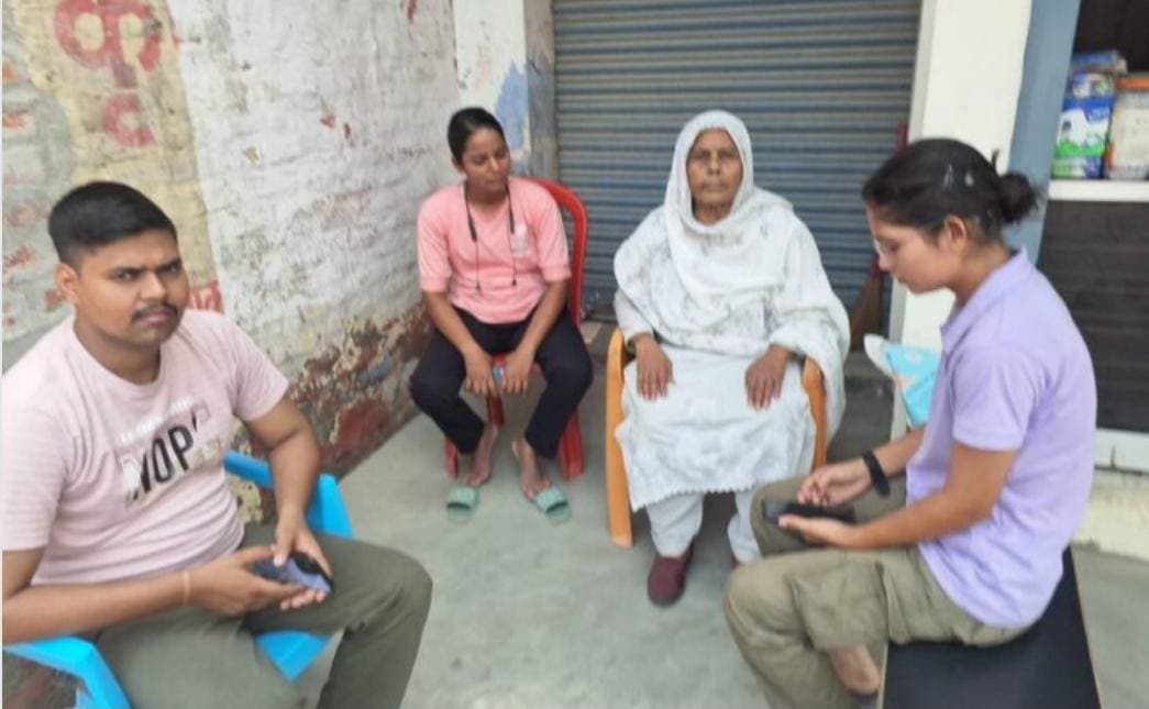 विधवा बुजुर्ग महिला को पुलिस ने 80 घंटे से 'हाउस किया अरेस्ट