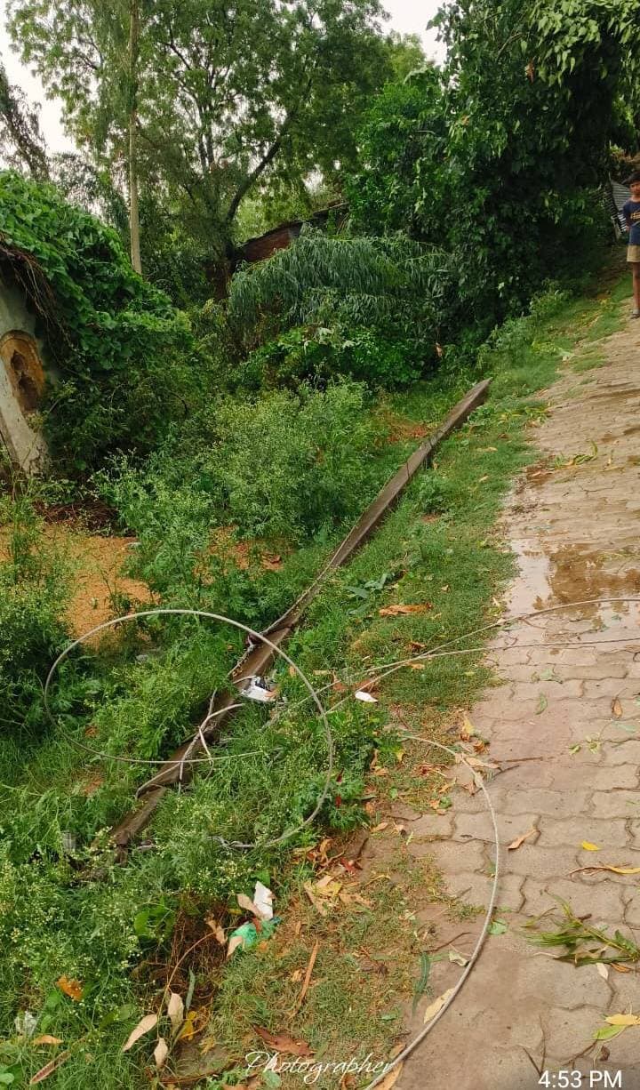 आंधी-बारिश से जर्जर बिजली का खंभा गिरा