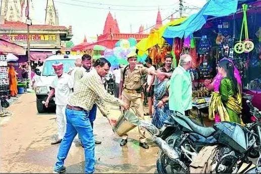 मंदिर परिसर में चलती बाइक में लगी आग, एसडीएम की सूझबूझ से