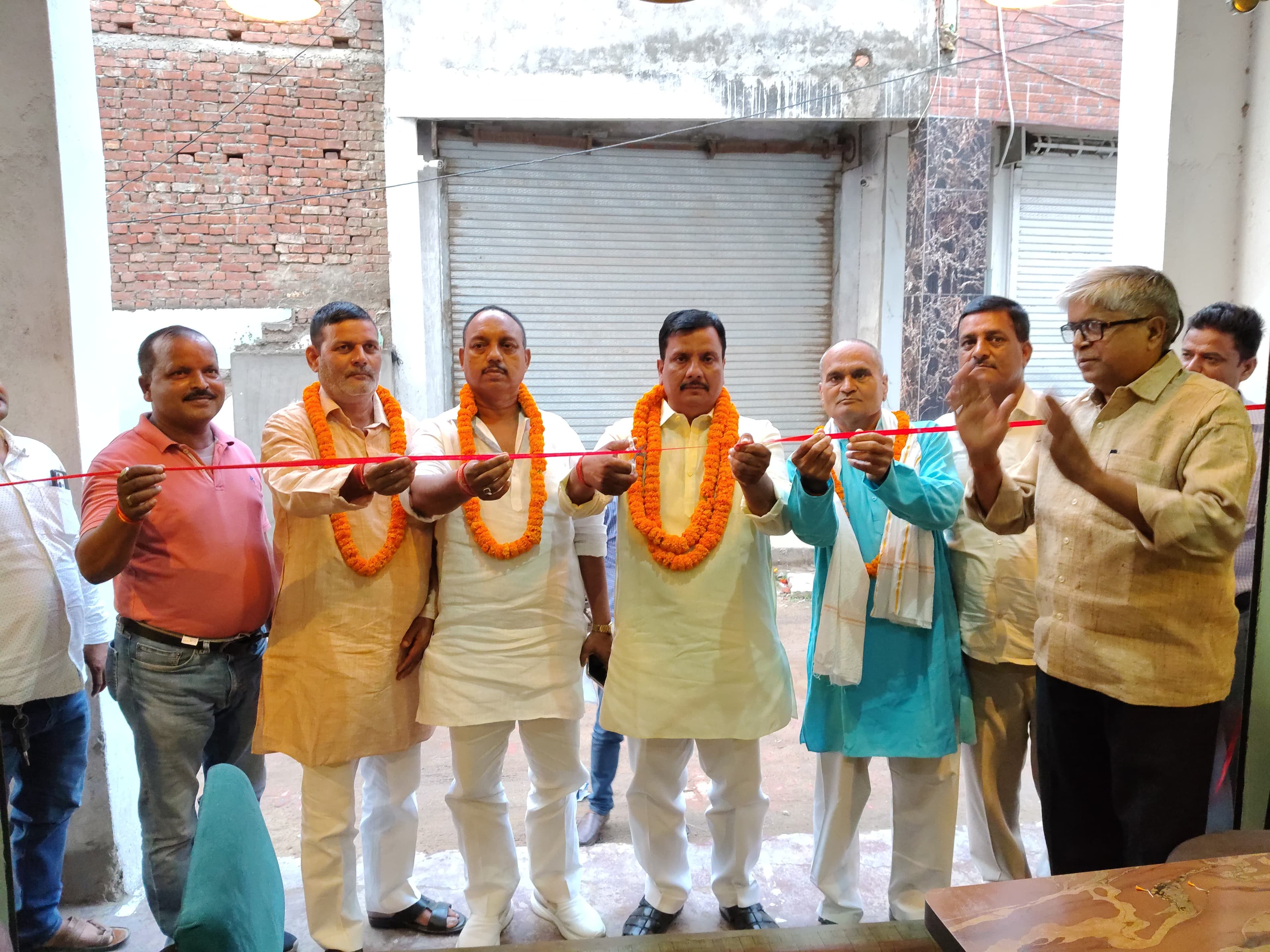 पत्रकारों की सुविधा के लिए प्रधान ने लगवाया गया इन्वर्टर, *पत्रकारों ने किया गया सम्मानित