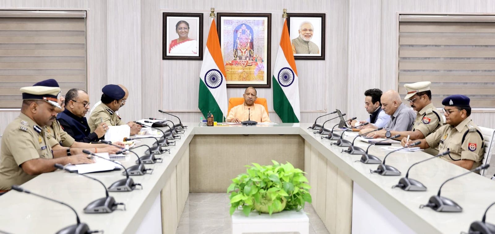 रेलवे सुरक्षा को आधुनिक और तकनीक-सक्षम बनाएगी योगी सरकार, पत्थरबाजी करने वालों