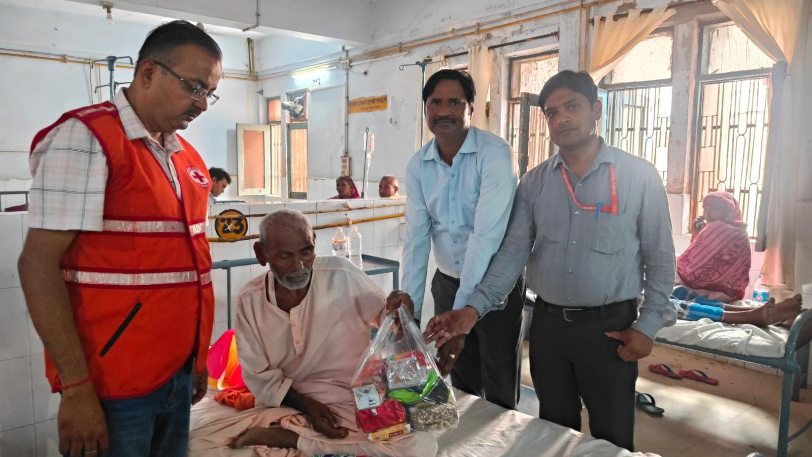 अनुराग श्रीवास्तव द्वारा राजा सिंह के सहयोग से भूप सिंह जो कि संत है जिला अस्पताल में भर्ती कराया गया