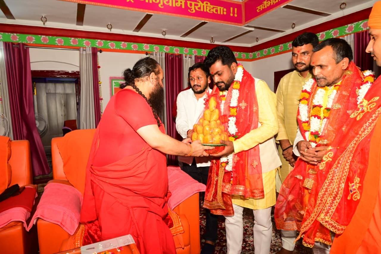 हथियाराम मठ में बुड़िया माई के दरबार पहुंचे सुभासपा नेता अरविंद राजभर,