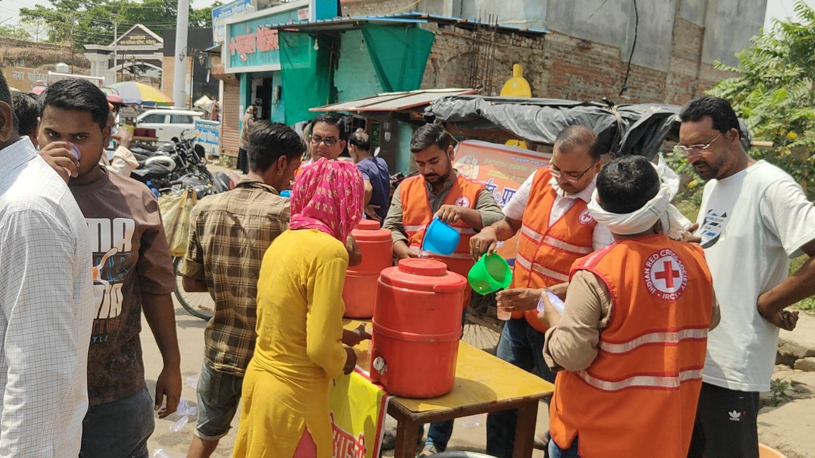 पुलिस भर्ती में अन्य जनपदों से आए परीक्षार्थियो के लिए शीतल जल व शर्बत वितरण कार्यक्रम आयोजित किया गया।