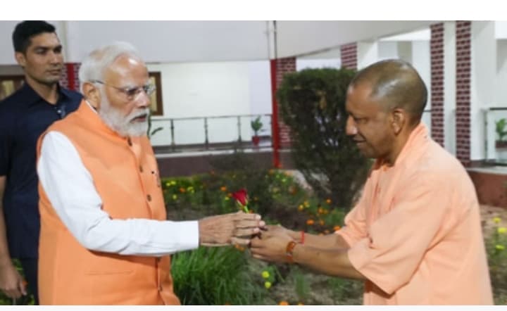 देश के सबसे अधिक समय तक पीएम रहने पर मोदी को योगी
