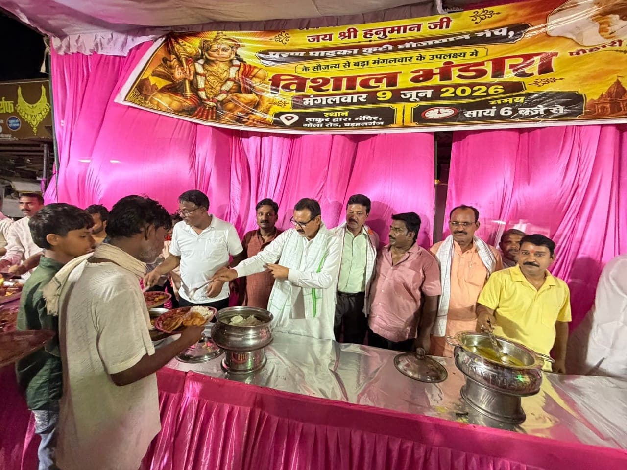 ज्येष्ठ माह के मंगलवार को विशाल भंडाराःसैकड़ों भक्तों ने ग्रहण किया हनुमंत का प्रसाद