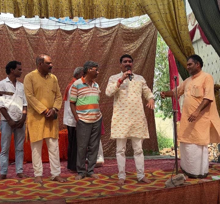 शतचंडी महायज्ञ में पहुंचकर समाजसेवी एस के शर्मा ने लिया आशिर्वाद