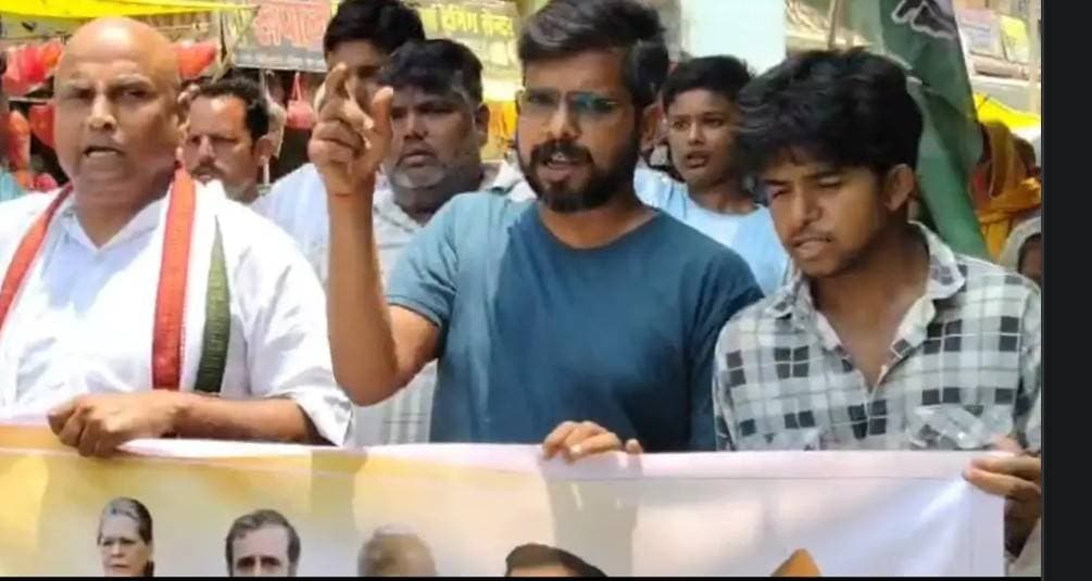 मोहन सेतु निर्माण कार्य पूरा कराने की मांगः कांग्रेसियों ने पद यात्रा कर किया प्रदर्शन