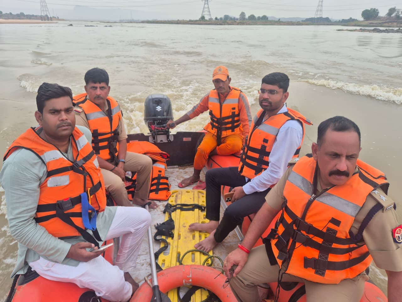 थाना चोपन क्षेत्रान्तर्गत सोन नदी में नहाते समय , तीन युवक के डूबने से हो गई थी मौत दो युवक की लाश बरामद एक की तलाश जारी