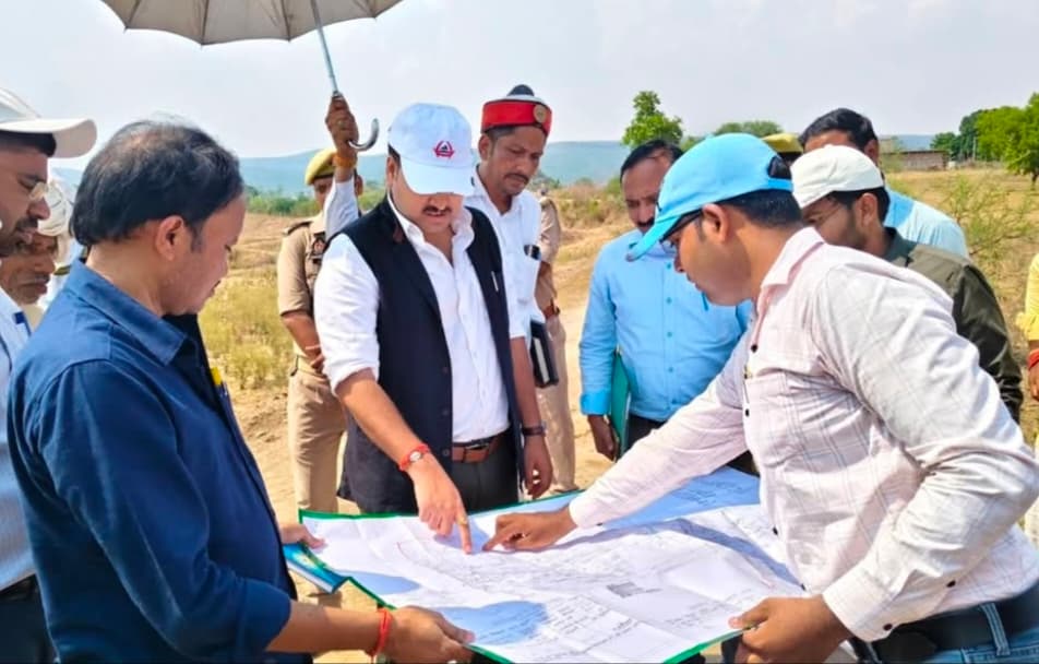 जिलाधिकारी ने गोठानी शिव मंदिर में की पूजा-अर्चना, पर्यटन विकास कार्यों का किया निरीक्षण