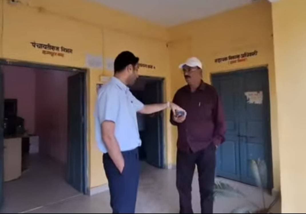 डीएम का विकास खंड कार्यालय पर छापा, अधिकांश कर्मचारी मिले नदारद