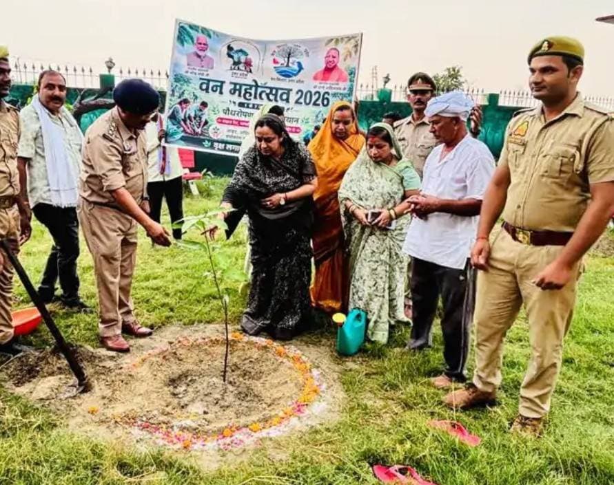 वन महोत्सव के तहत वृक्षारोपणः नगरपालिका अध्यक्ष ने किया शुभारम्भ