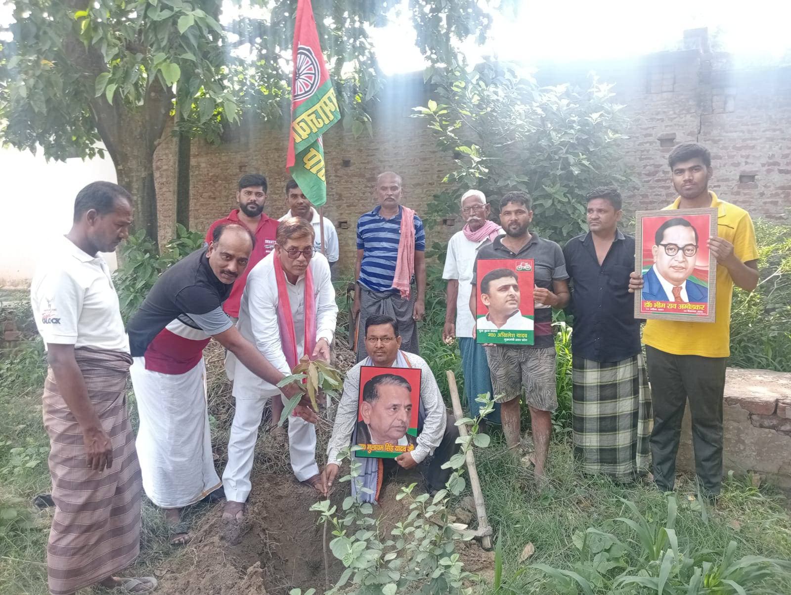 ब्रह्मपुर में सपा नेता मुन्नीलाल यादव ने किया पौध रोपण