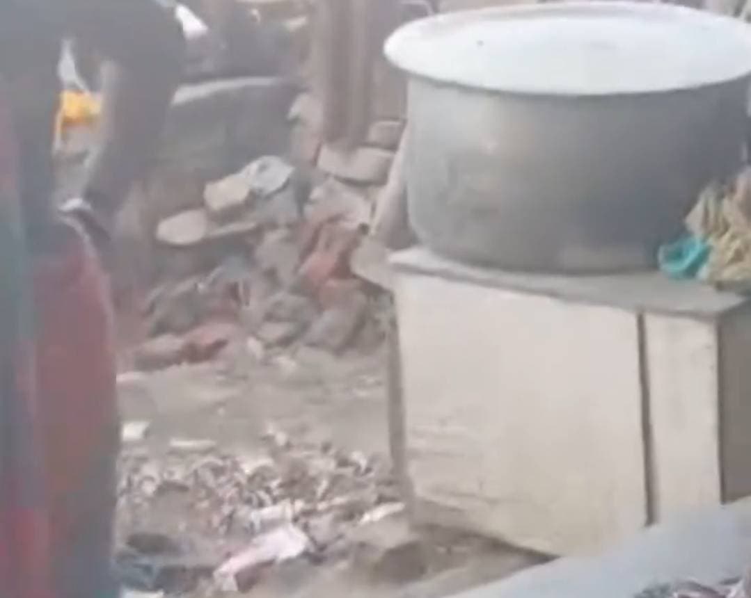 गौरी बाजार में दर्दनाक हादसा: छत की बाउंड्री गिरने से महिला की